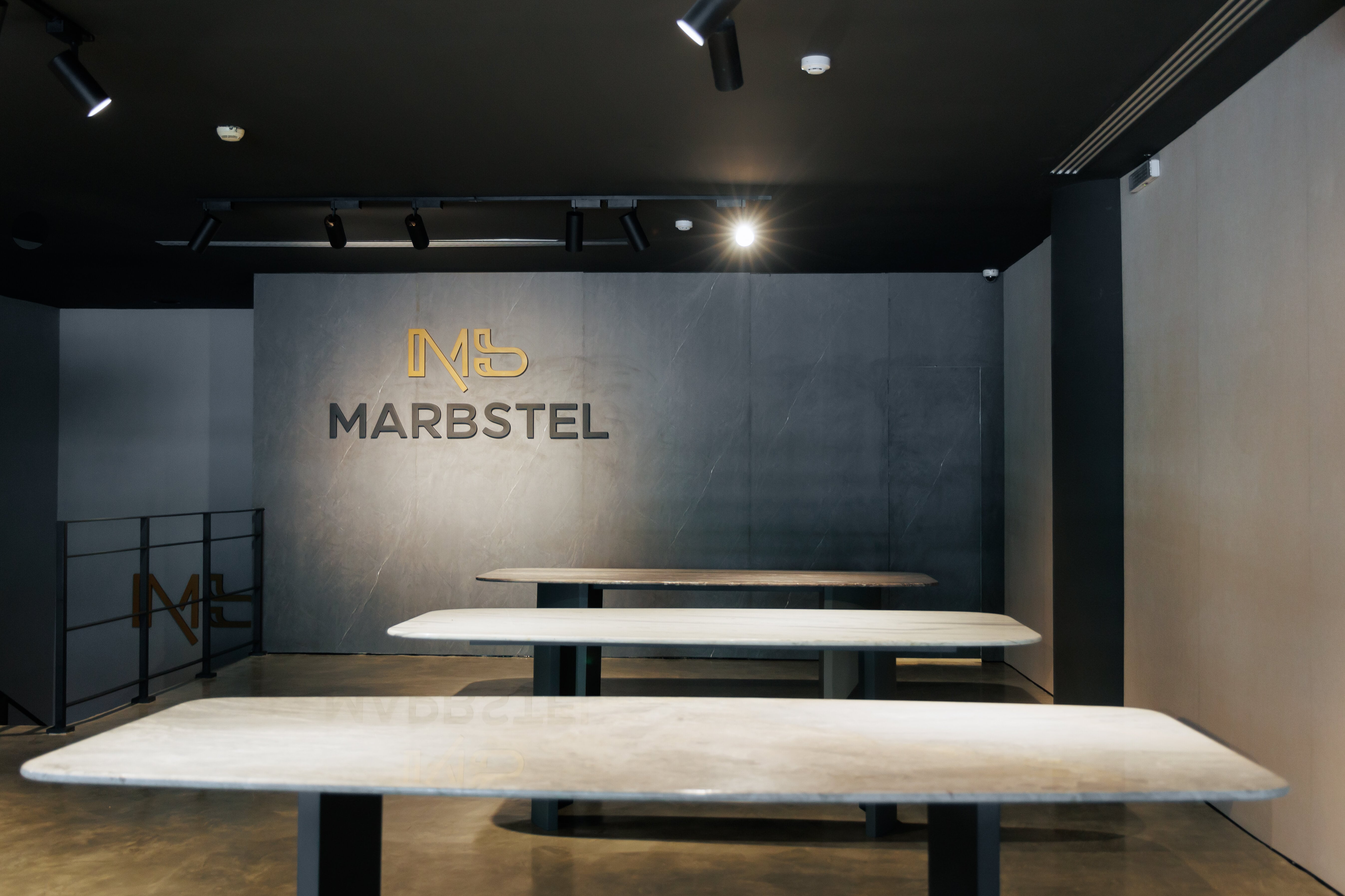 ما يميز منتجاتنا هو استخدام الرخام الطبيعي الفاخر، فهو يمنح كل قطعة توقيعًا فريدًا. الرخام طبيعي بكل ما تحمله الكلمة من معنى، يتميز بجماله الخالد وجودته العالية التي تدوم لسنوات عديدة.
